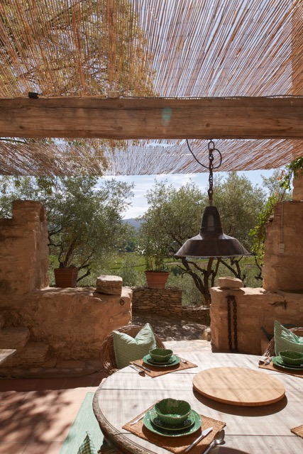 Overdekt terras met uitzicht over de Luberon