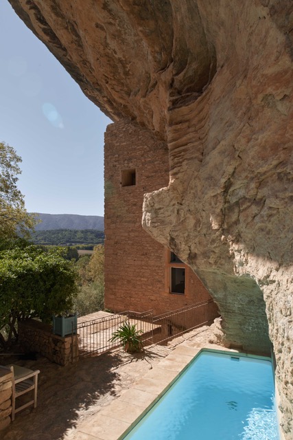 Het zwembad verscholen tussen de rotsen