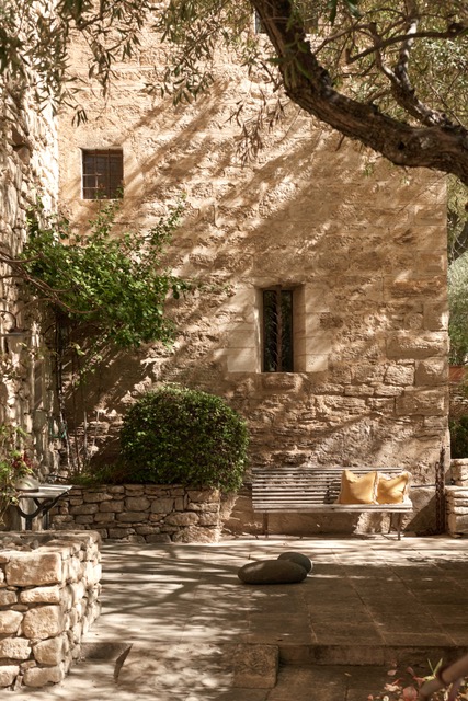 Gevel van het château onder olijfbomen