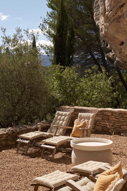 Ligbedden onder de rotsen met uitzicht op de cipressen